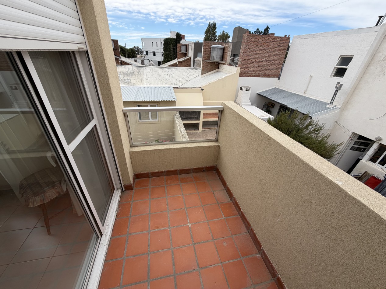 DUPLEX 3 DORMITORIOS CON COCHERA Y PATIO EN BARRIO SUR 