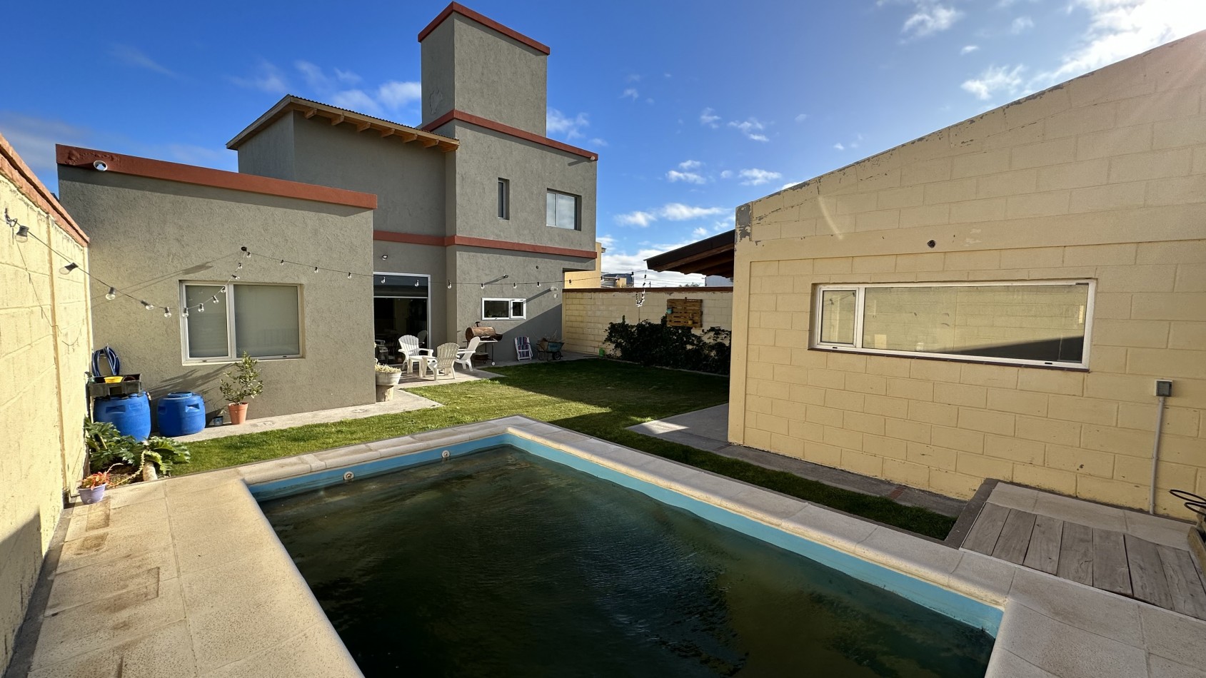 Casa 2 dormitorios con piscina en Estilo Solana