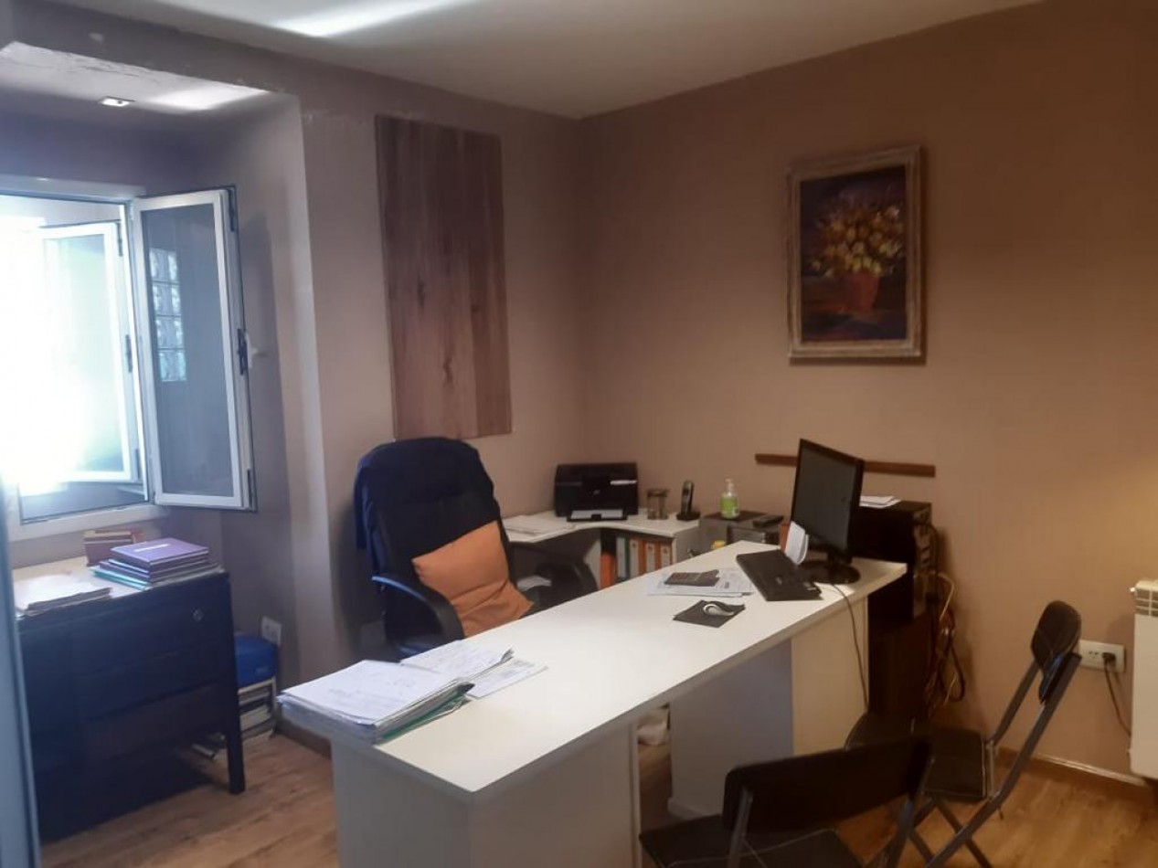 CASA EN ESQUINA + OFICINA, EN COMODORO RIVADAVIA