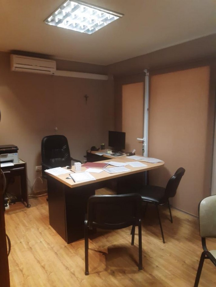 CASA EN ESQUINA + OFICINA, EN COMODORO RIVADAVIA