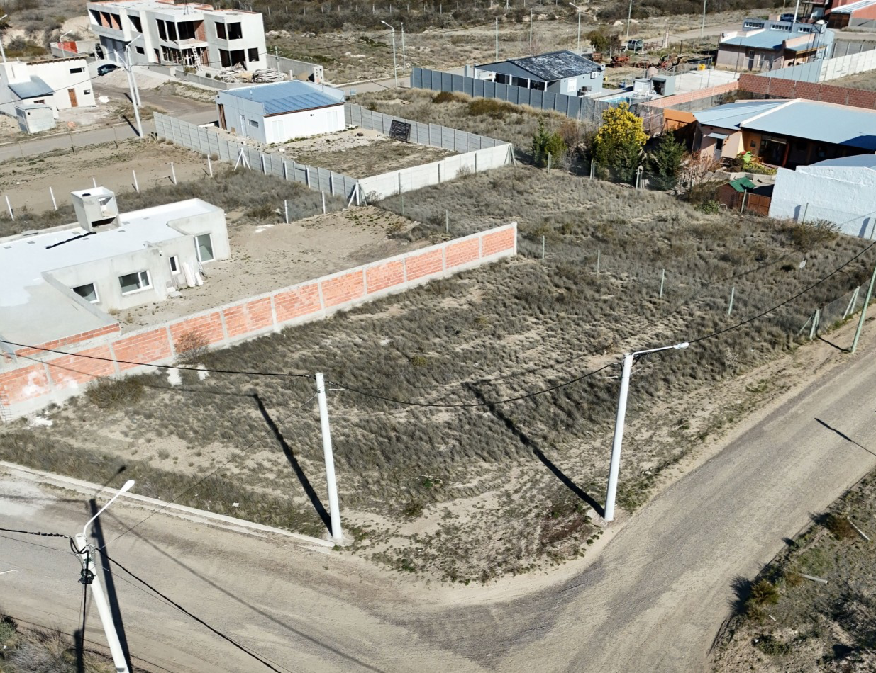 TERRENO EN ESQUINA CON TODOS LOS SERVICIOS