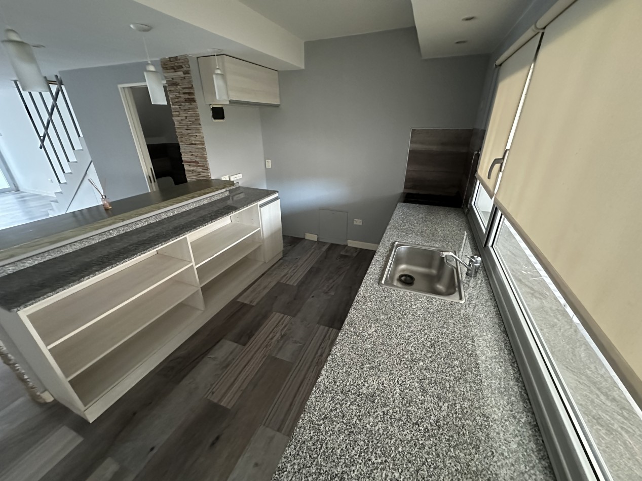DUPLEX 2 DORMITORIOS CON PATIO Y ENTRADA VEHICULR EN ZONA SUR 