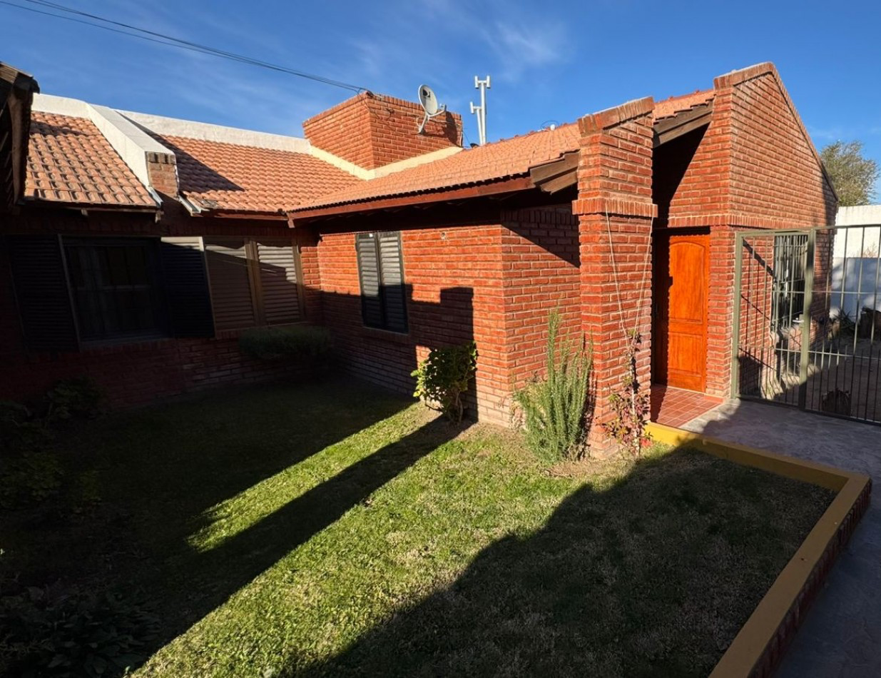 CASA 2 DORMITORIOS CON PATIO Y JARDIN AL FRENTE