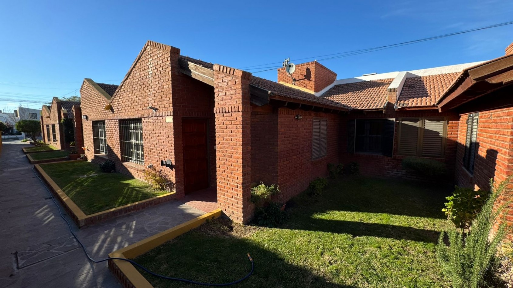 CASA 2 DORMITORIOS CON PATIO Y JARDIN AL FRENTE