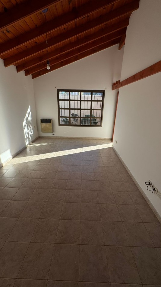CASA 2 DORMITORIOS CON PATIO Y JARDIN AL FRENTE