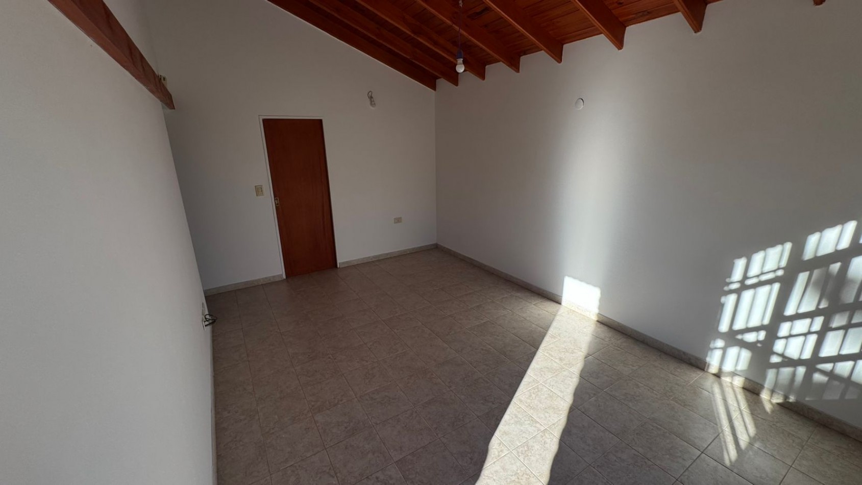 CASA 2 DORMITORIOS CON PATIO Y JARDIN AL FRENTE