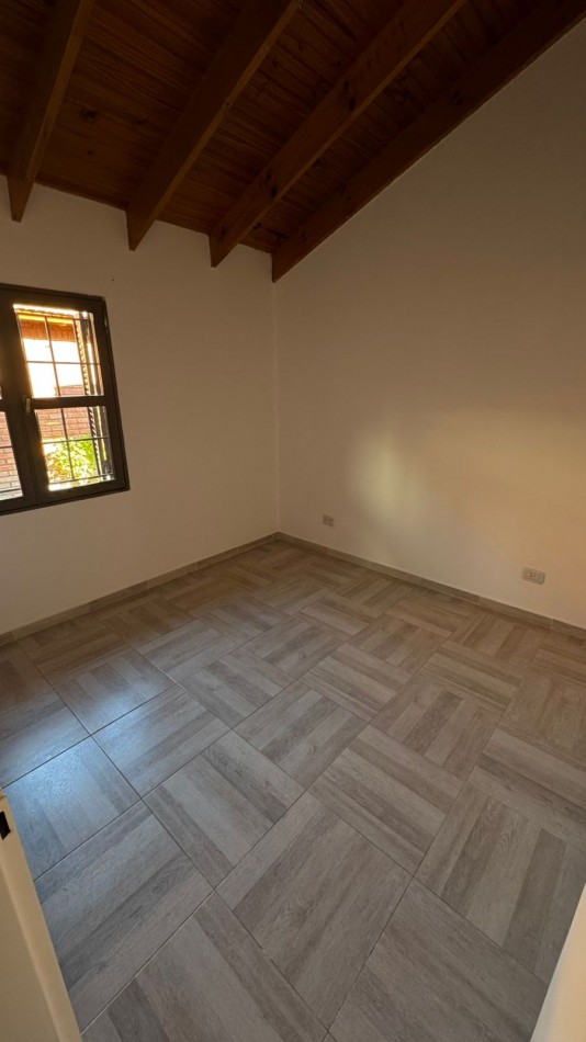 CASA 2 DORMITORIOS CON PATIO Y JARDIN AL FRENTE