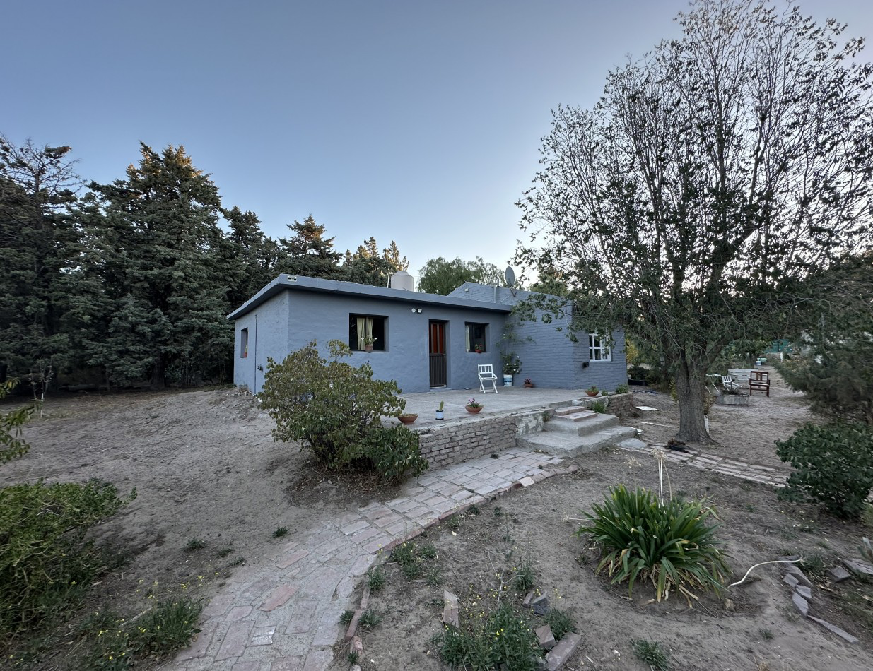 CASA 4 DORMITORIOS SOBRE TERRENO DE 2500 M² - QUINTAS DEL MIRADOR