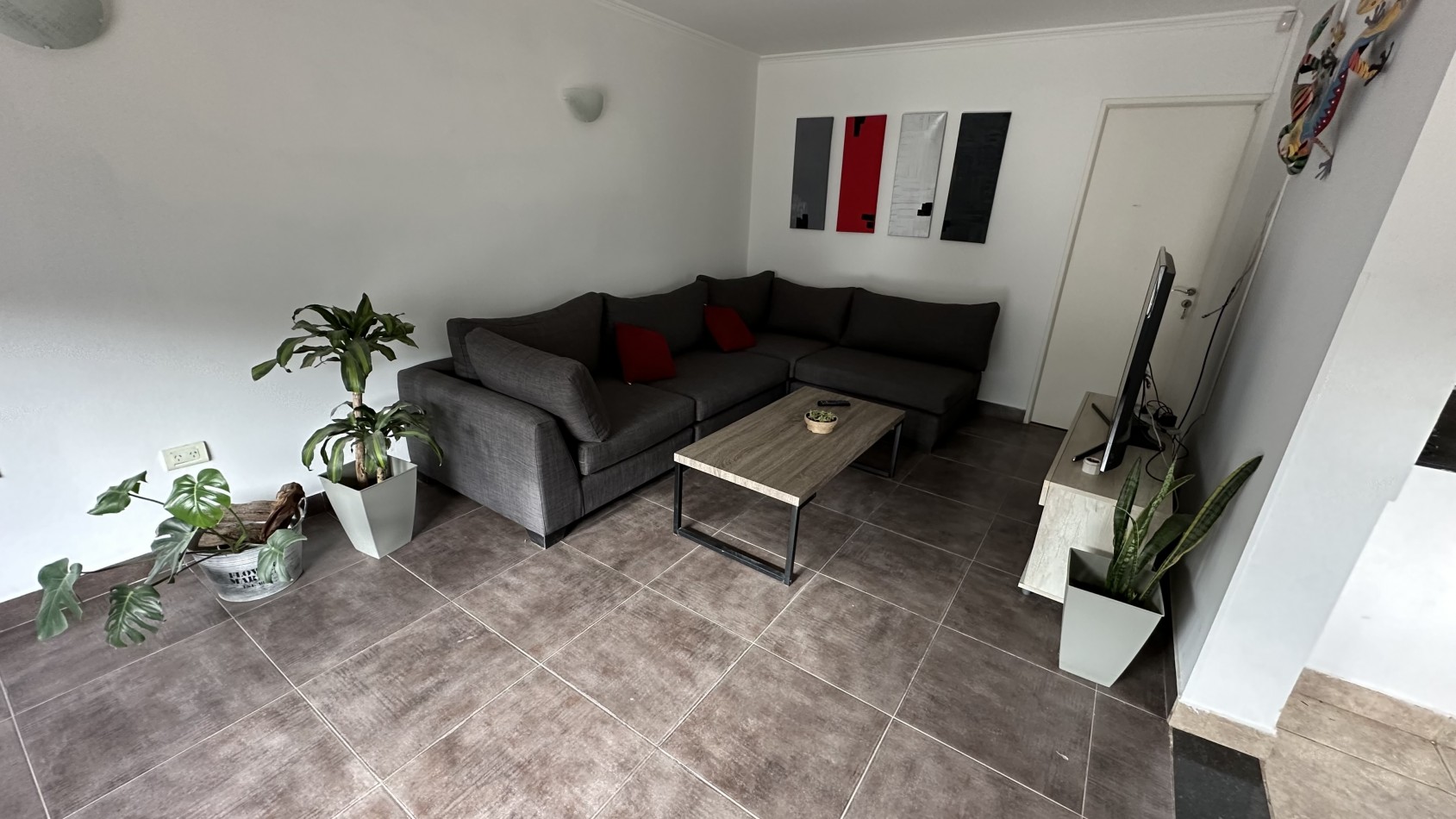 CASA DE 3 DORMITORIOS CON PATIO Y GARAGE CUBIERTO