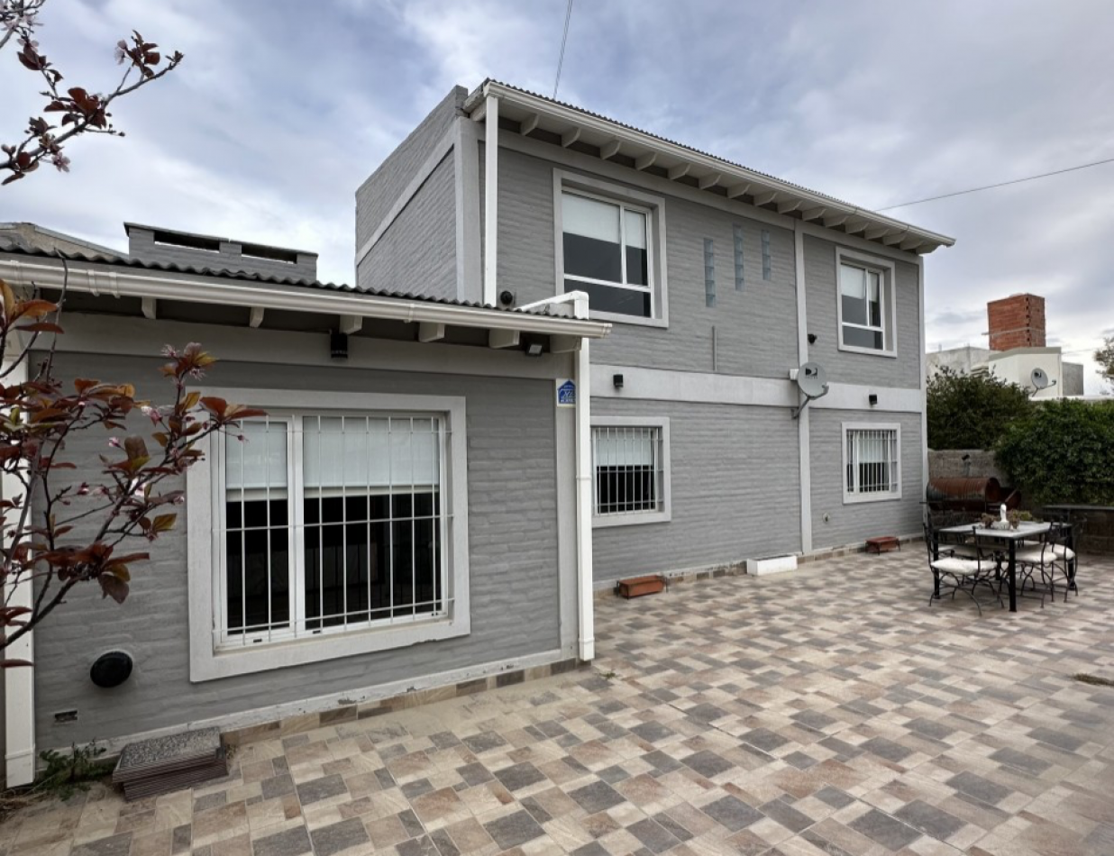 CASA DE 3 DORMITORIOS CON PATIO Y GARAGE CUBIERTO