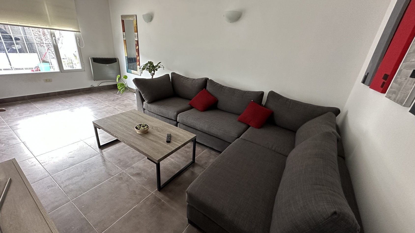 CASA DE 3 DORMITORIOS CON PATIO Y GARAGE CUBIERTO