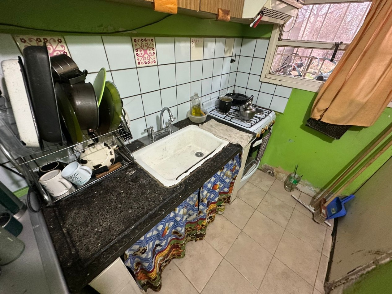 CASA DE 2 DORMITORIOS CON DEPTO DE 1 DORMITORIO AL FONDO DEL LOTE