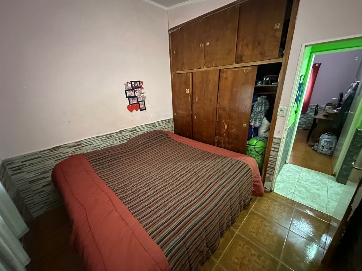 CASA DE 2 DORMITORIOS CON DEPTO DE 1 DORMITORIO AL FONDO DEL LOTE