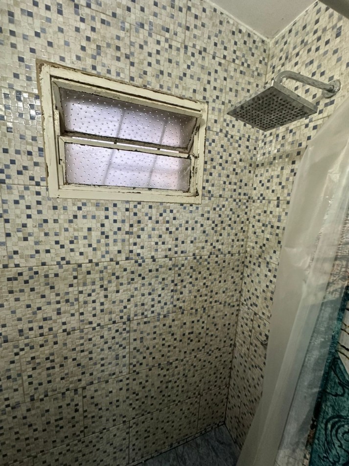CASA DE 2 DORMITORIOS CON DEPTO DE 1 DORMITORIO AL FONDO DEL LOTE