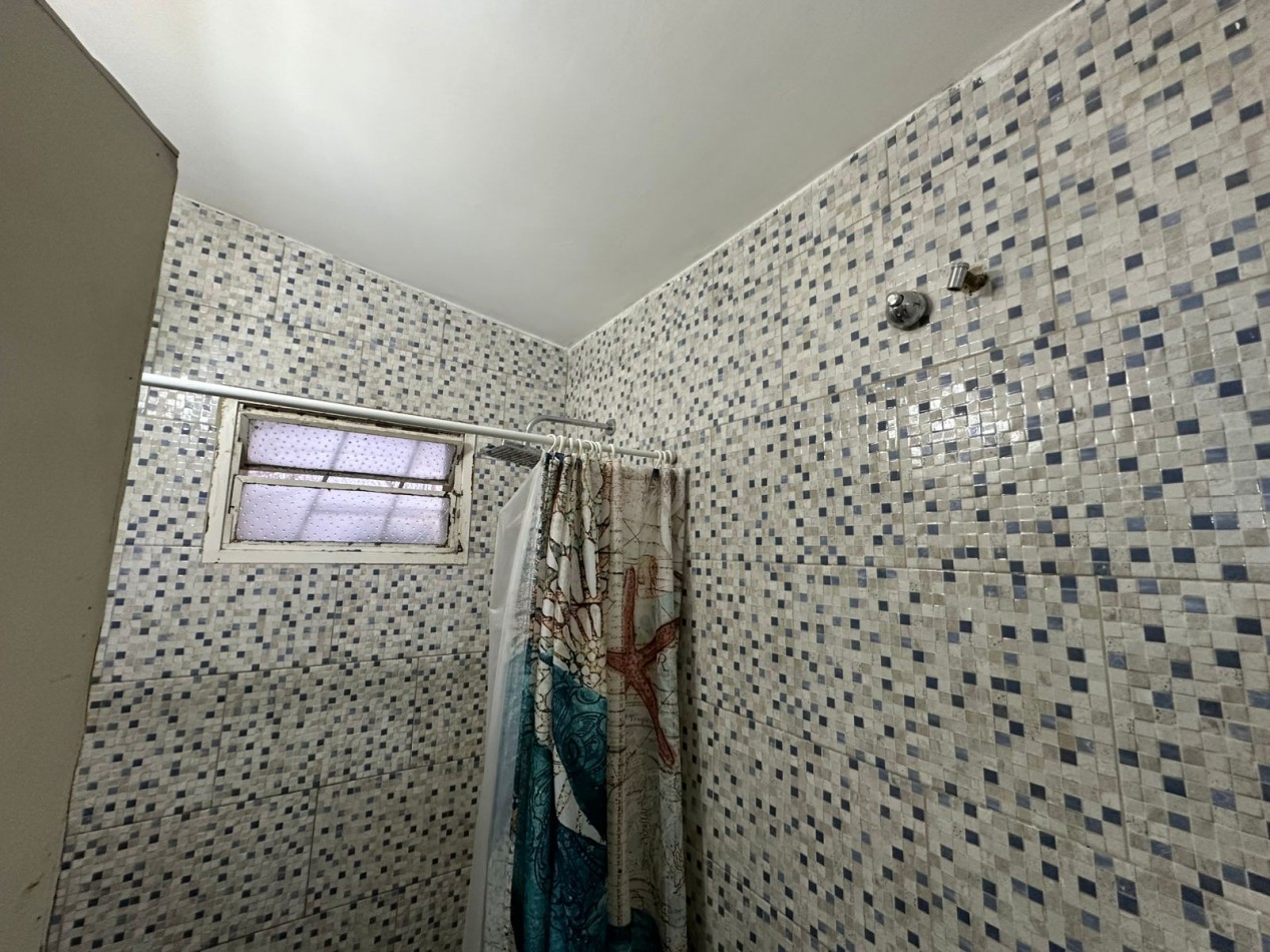 CASA DE 2 DORMITORIOS CON DEPTO DE 1 DORMITORIO AL FONDO DEL LOTE