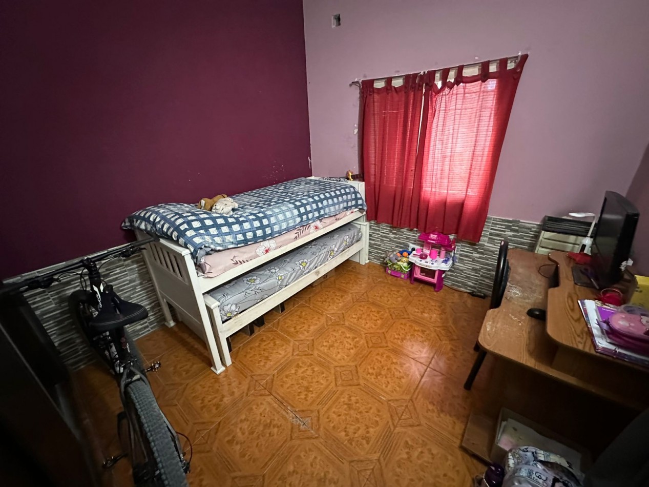 CASA DE 2 DORMITORIOS CON DEPTO DE 1 DORMITORIO AL FONDO DEL LOTE