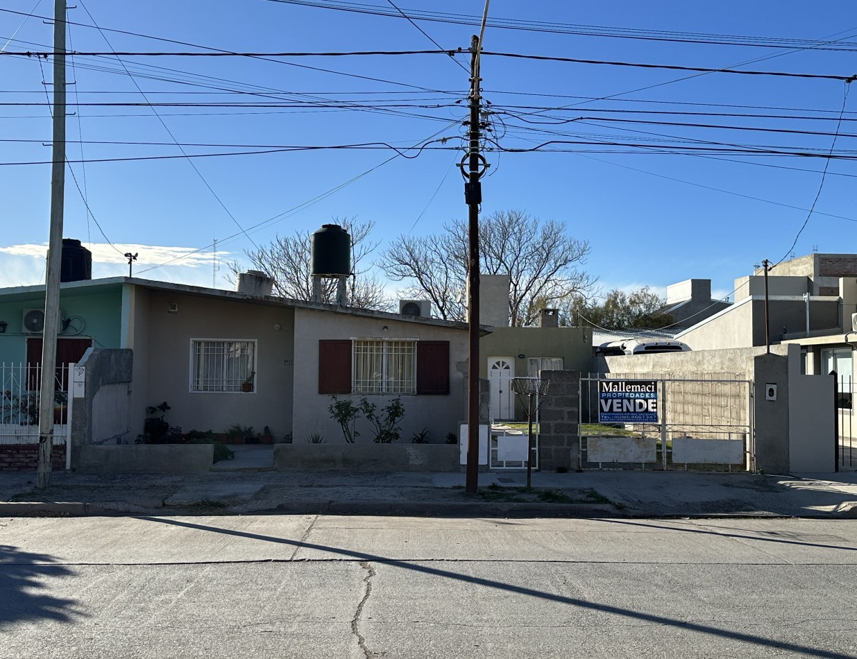 CASA DE 2 DORMITORIOS CON DEPTO DE 1 DORMITORIO AL FONDO DEL LOTE