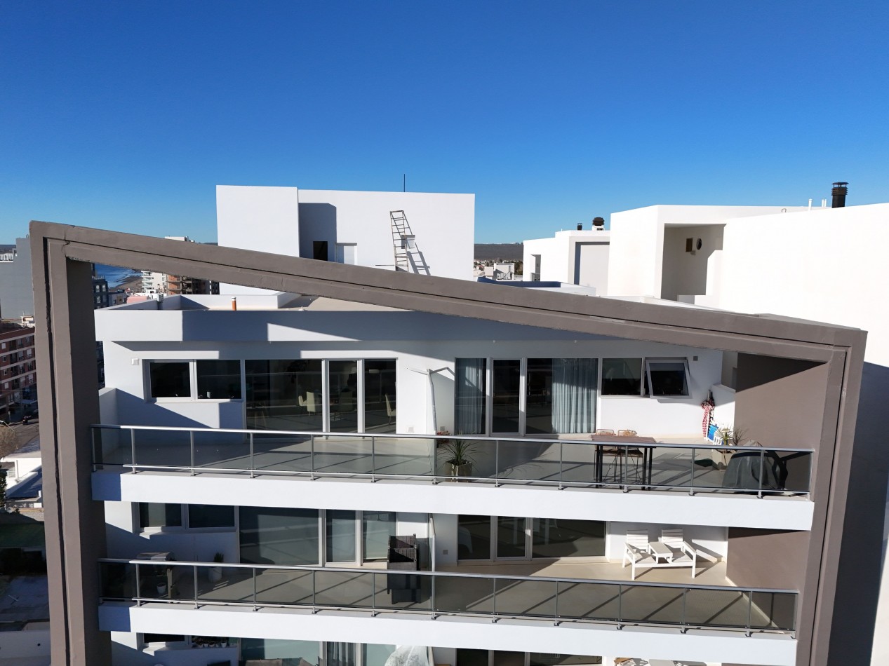 DEPARTAMENTO DE 2 DORMITORIOS CON VISTA AL MAR Y COCHERA