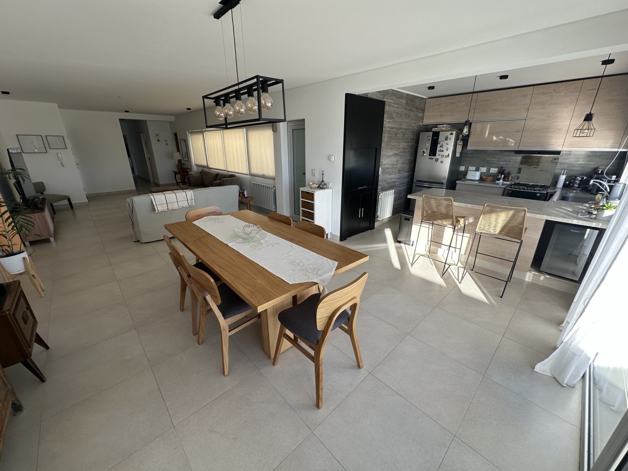 DEPARTAMENTO DE 2 DORMITORIOS CON VISTA AL MAR Y COCHERA