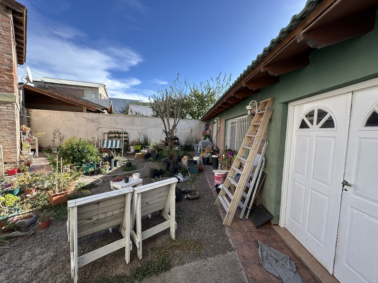 CASA 2 DORMITORIOS CON PATIO Y QUINCHO EN ZONA SUR