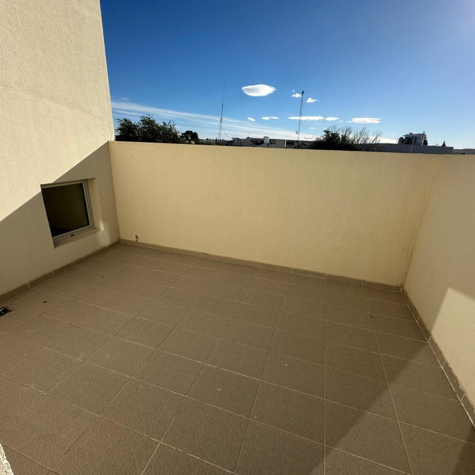 SE ALQUILA HERMOSA OFICINA 48M2 EN PRIMER PISO