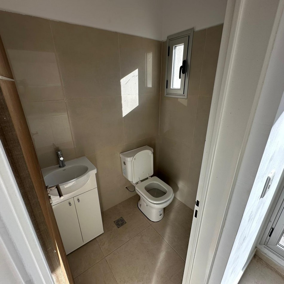 SE ALQUILA HERMOSA OFICINA 48M2 EN PRIMER PISO
