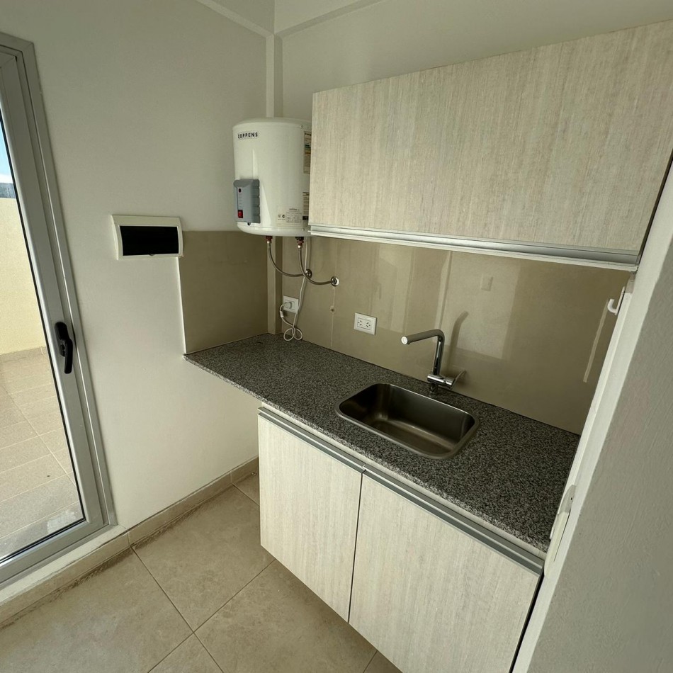 SE ALQUILA HERMOSA OFICINA 48M2 EN PRIMER PISO