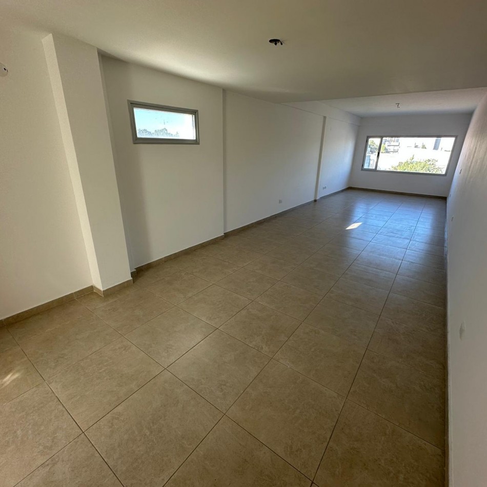 SE ALQUILA HERMOSA OFICINA 48M2 EN PRIMER PISO