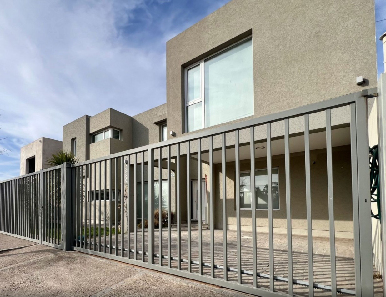 CASA 4/5 DORMITORIOS DE CATEGORIA CON PATIO Y PISCINA 