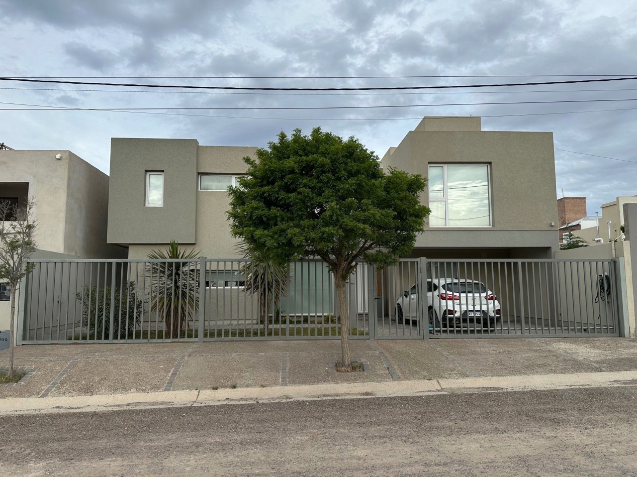 CASA 4/5 DORMITORIOS DE CATEGORIA CON PATIO Y PISCINA 