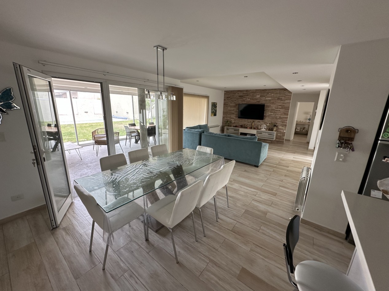 CASA 4/5 DORMITORIOS DE CATEGORIA CON PATIO Y PISCINA 