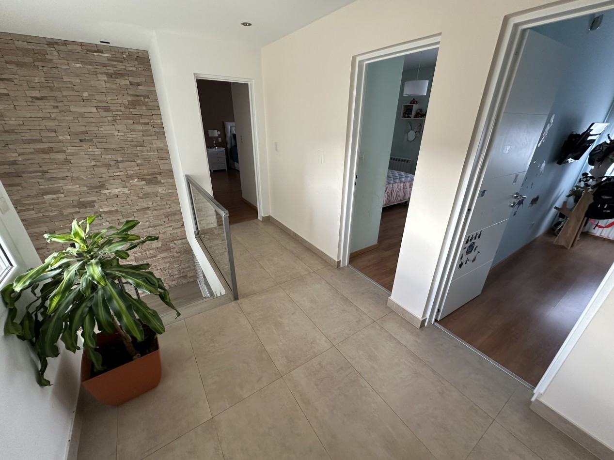 CASA 4/5 DORMITORIOS DE CATEGORIA CON PATIO Y PISCINA 