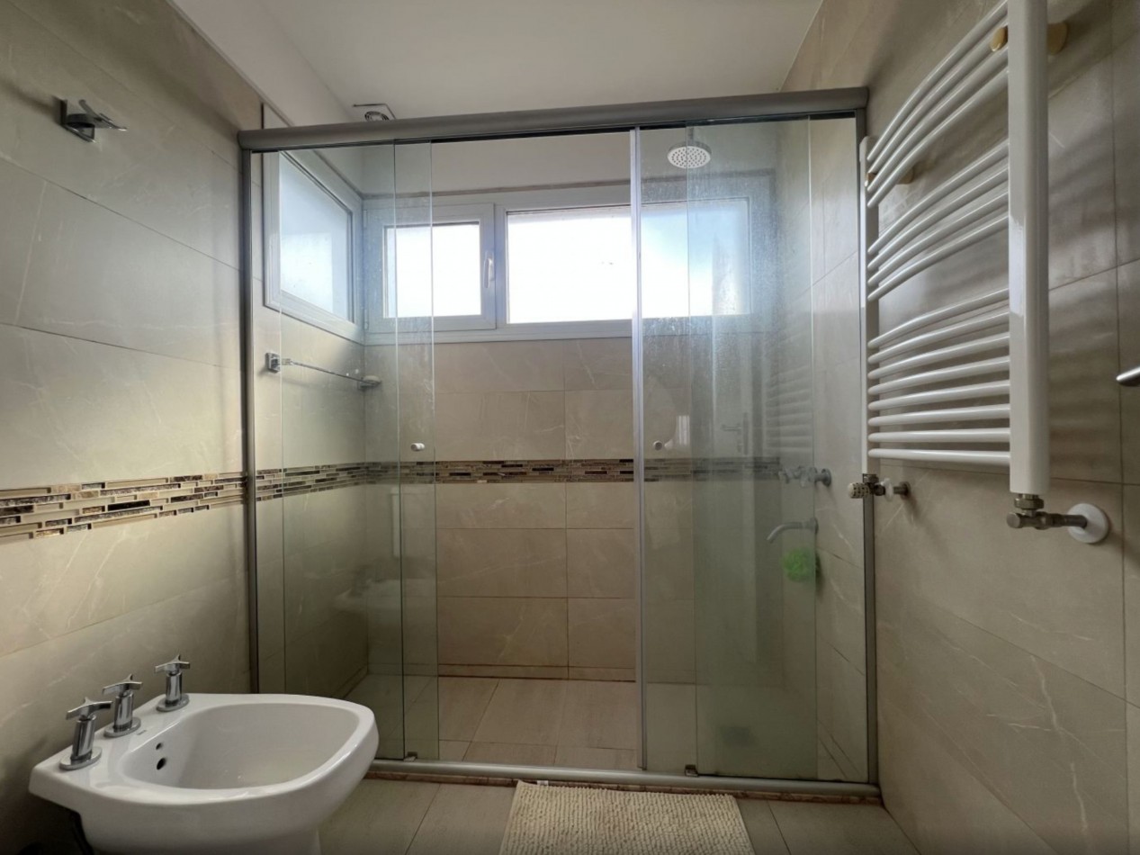 CASA 4/5 DORMITORIOS DE CATEGORIA CON PATIO Y PISCINA 