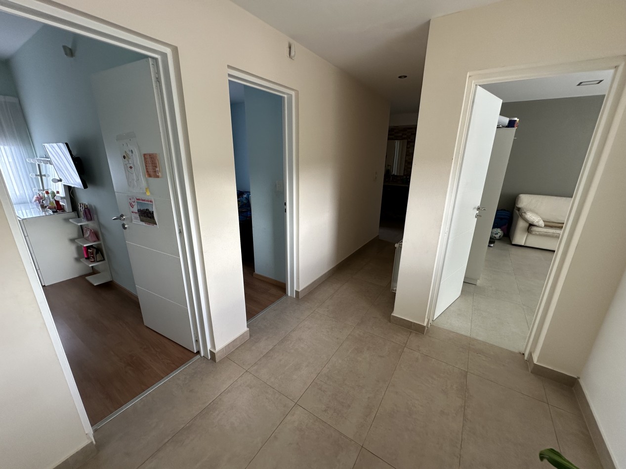 CASA 4/5 DORMITORIOS DE CATEGORIA CON PATIO Y PISCINA 