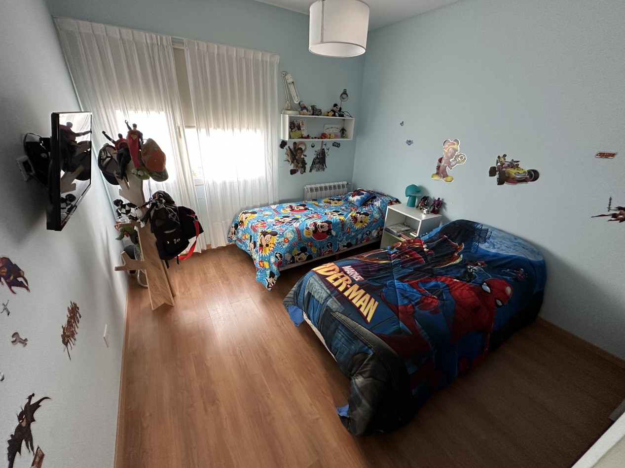 CASA 4/5 DORMITORIOS DE CATEGORIA CON PATIO Y PISCINA 