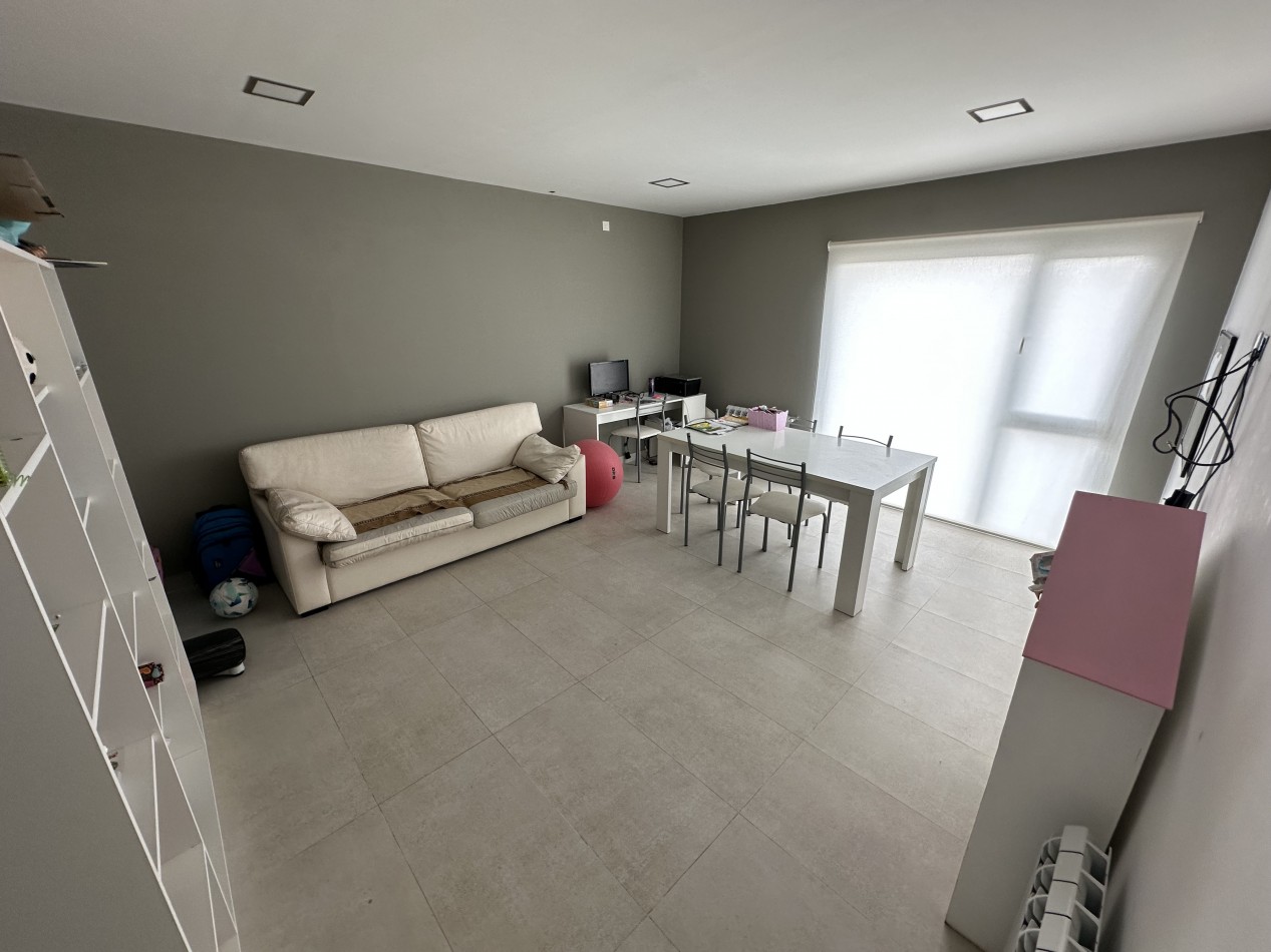 CASA 4/5 DORMITORIOS DE CATEGORIA CON PATIO Y PISCINA 