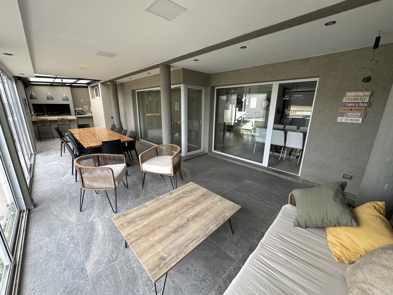 CASA 4/5 DORMITORIOS DE CATEGORIA CON PATIO Y PISCINA 
