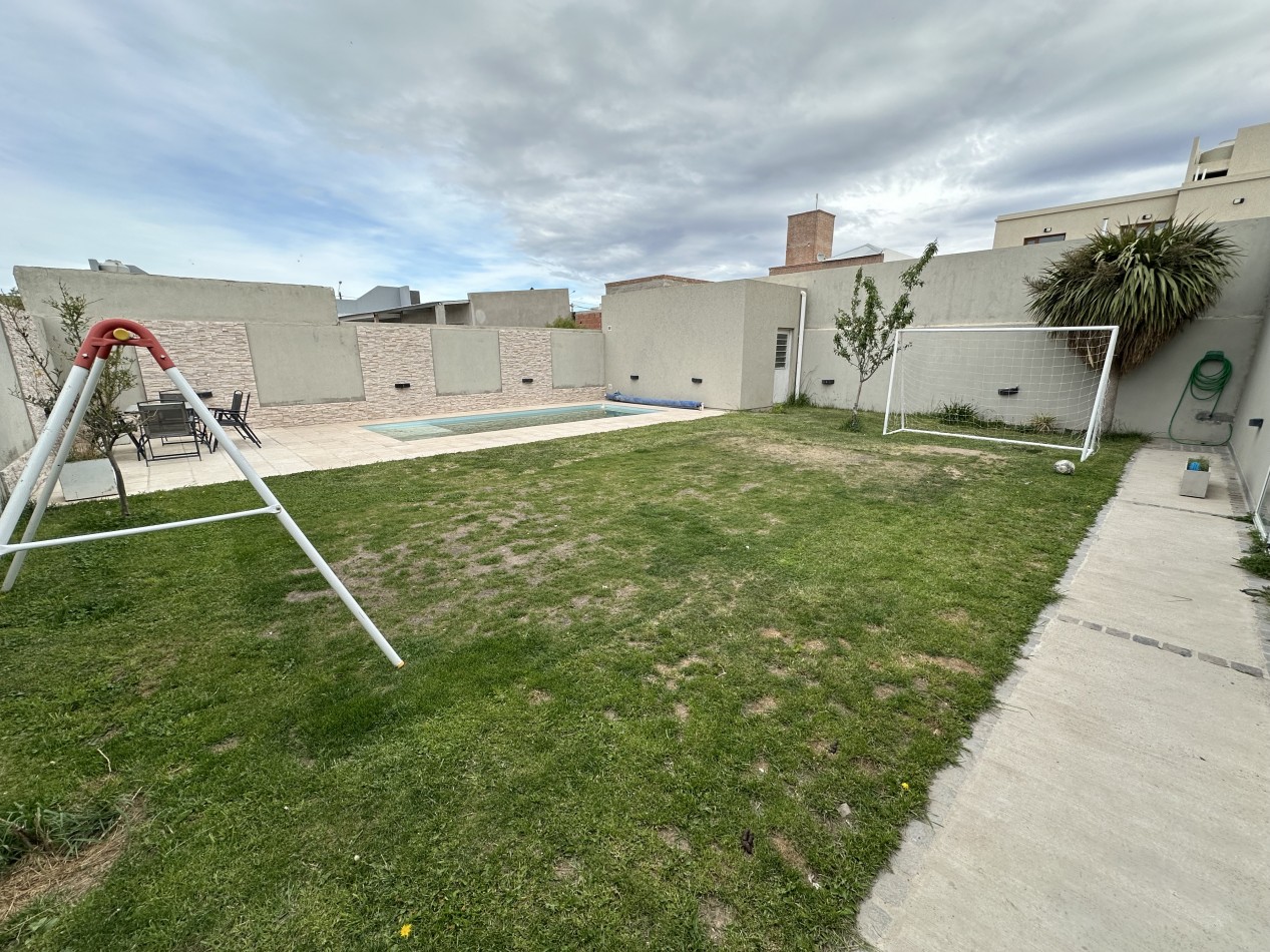 CASA 4/5 DORMITORIOS DE CATEGORIA CON PATIO Y PISCINA 