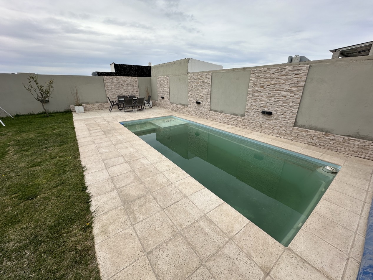 CASA 4/5 DORMITORIOS DE CATEGORIA CON PATIO Y PISCINA 