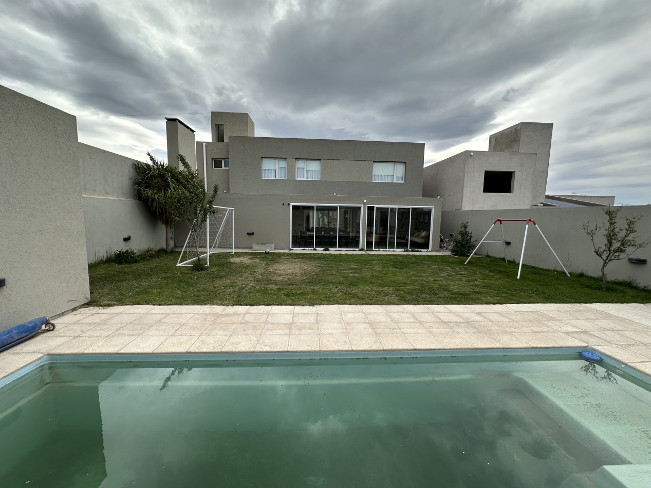 CASA 4/5 DORMITORIOS DE CATEGORIA CON PATIO Y PISCINA 