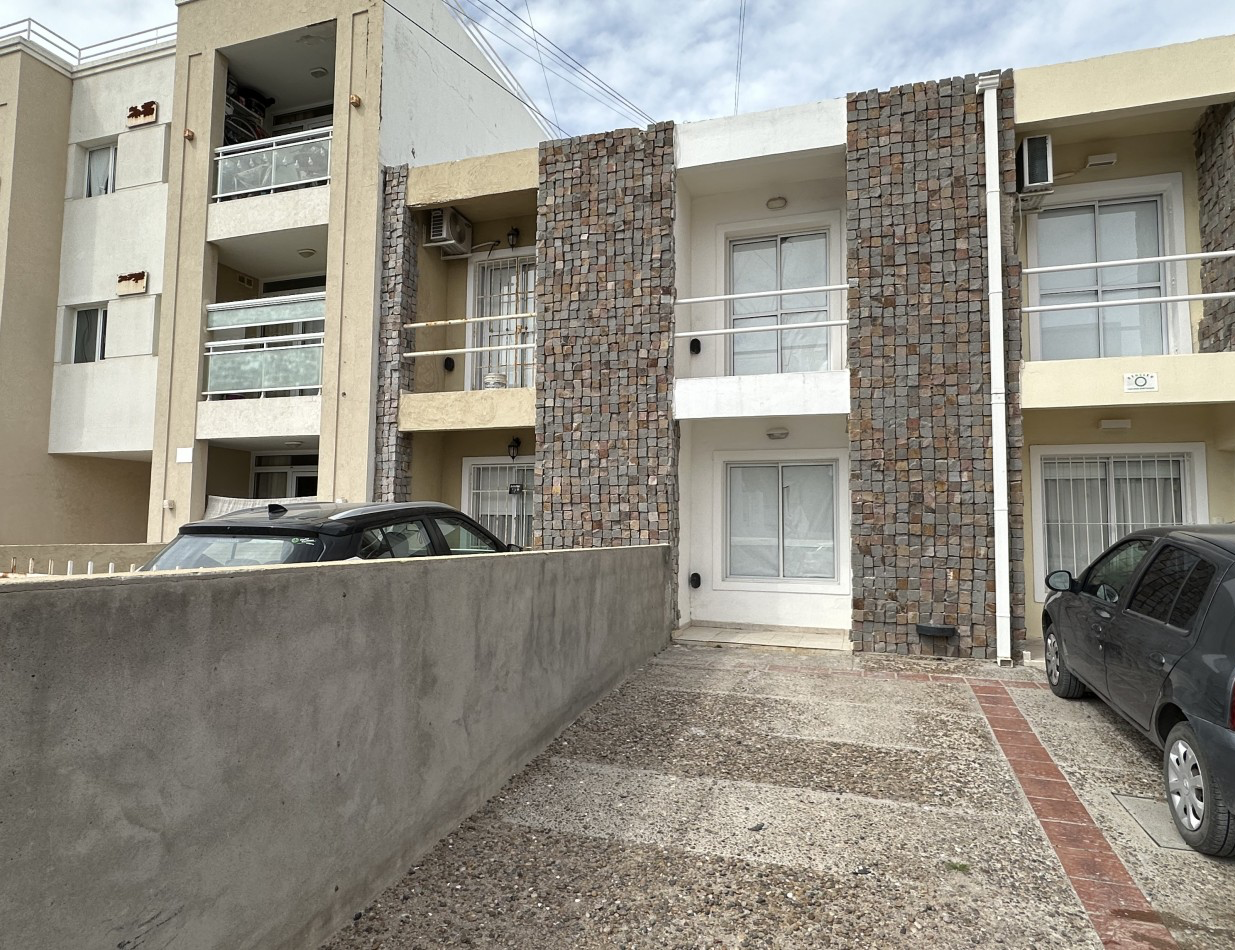 DUPLEX DE 2 DORMITORIOS CON PATIO Y ENTRADA VEHICULAR