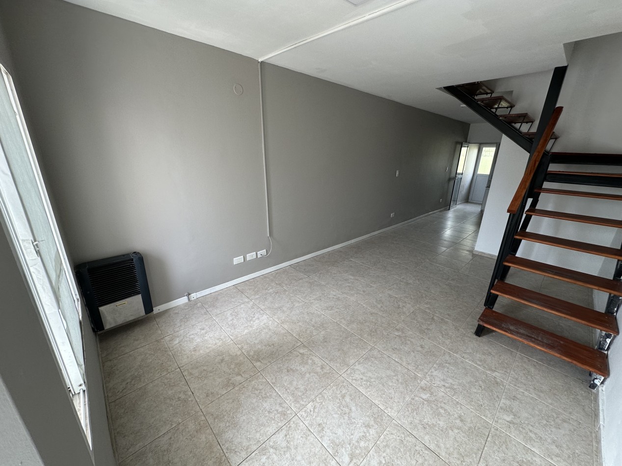 DUPLEX DE 2 DORMITORIOS CON PATIO Y ENTRADA VEHICULAR