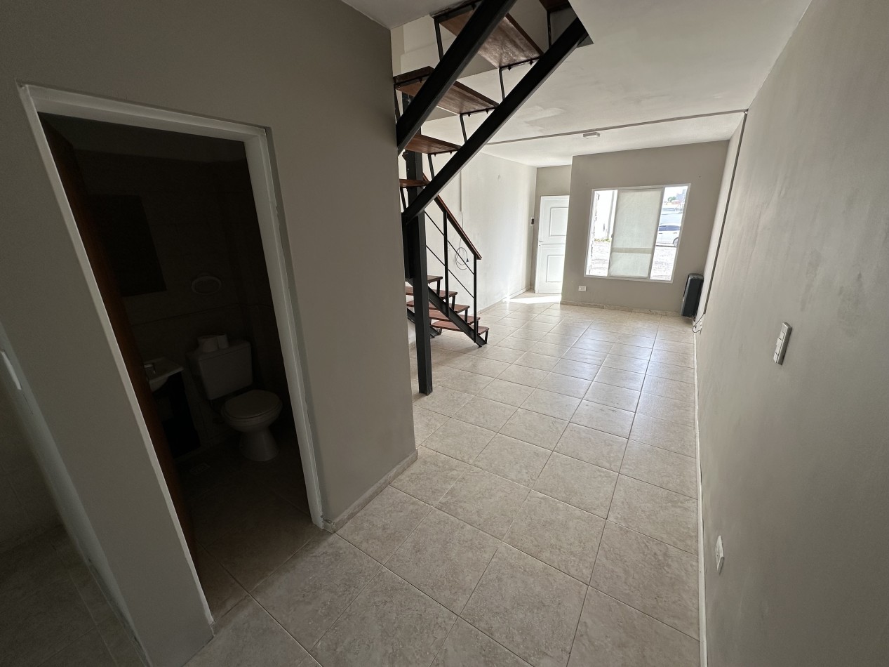 DUPLEX DE 2 DORMITORIOS CON PATIO Y ENTRADA VEHICULAR