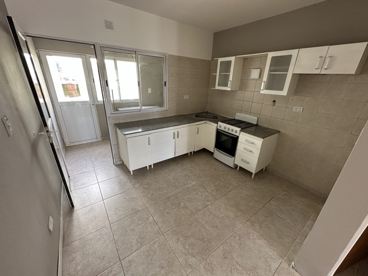 DUPLEX DE 2 DORMITORIOS CON PATIO Y ENTRADA VEHICULAR