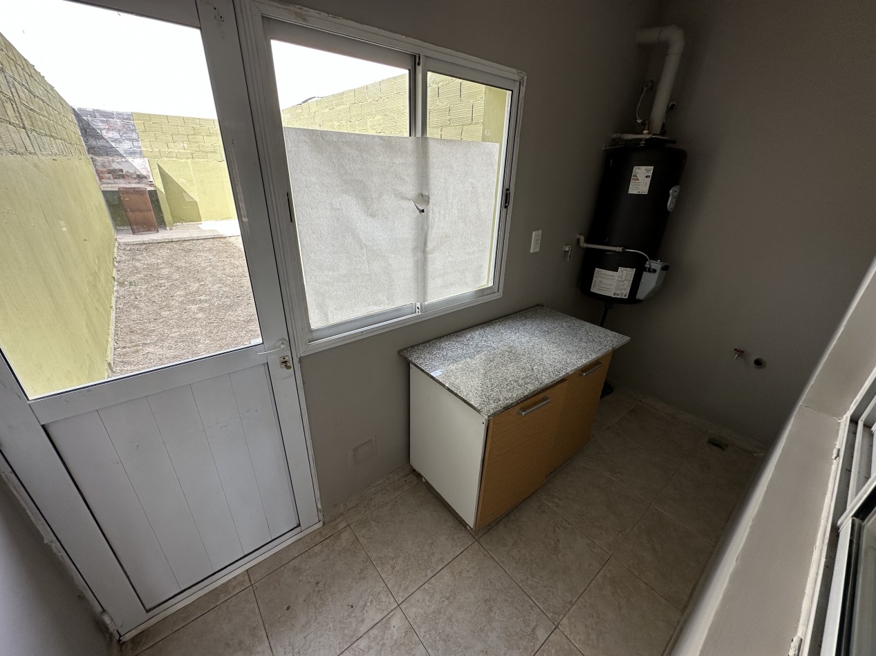 DUPLEX DE 2 DORMITORIOS CON PATIO Y ENTRADA VEHICULAR