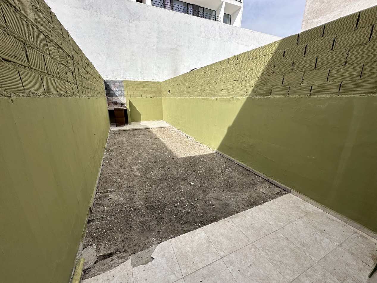 DUPLEX DE 2 DORMITORIOS CON PATIO Y ENTRADA VEHICULAR