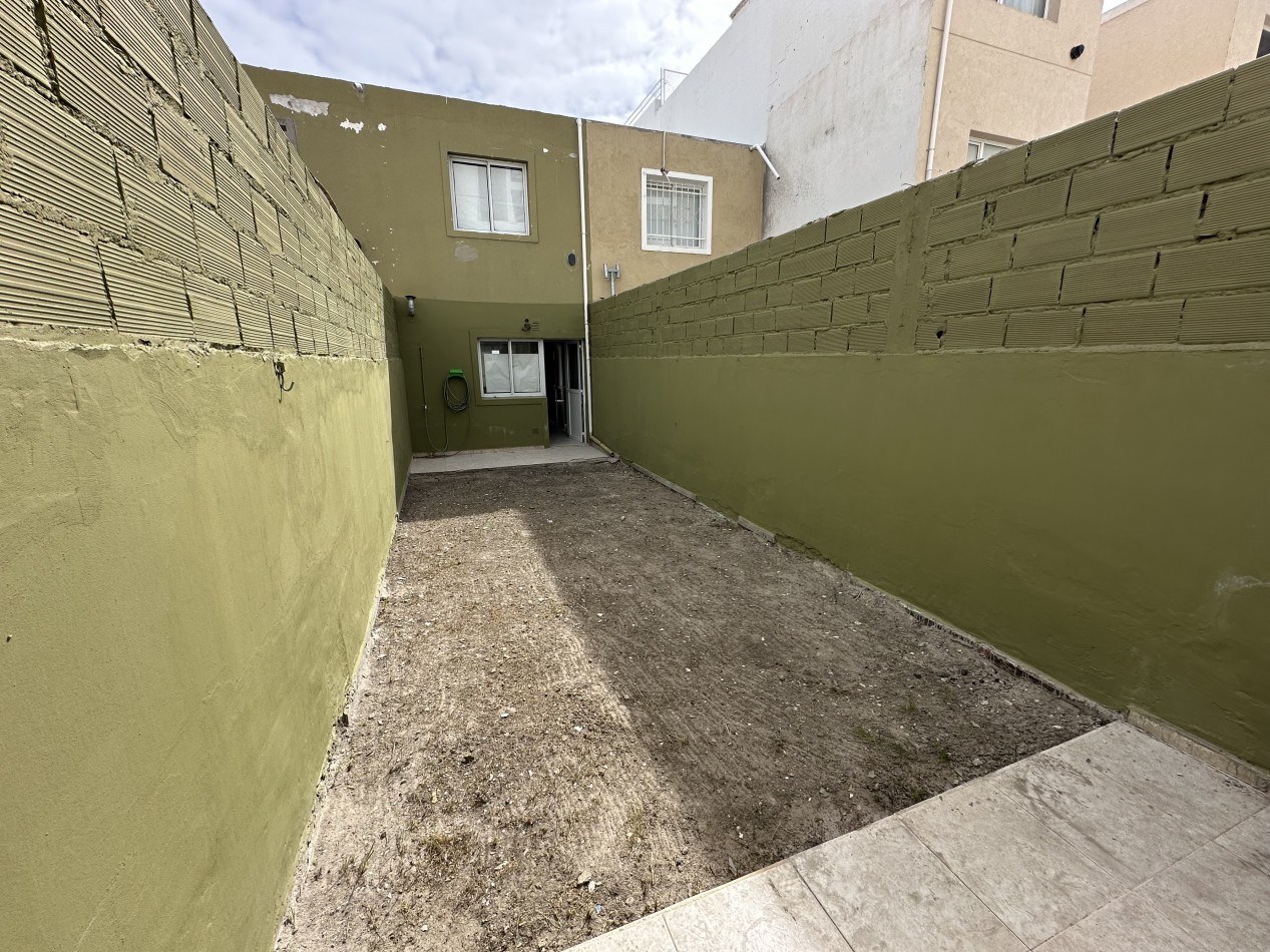 DUPLEX DE 2 DORMITORIOS CON PATIO Y ENTRADA VEHICULAR