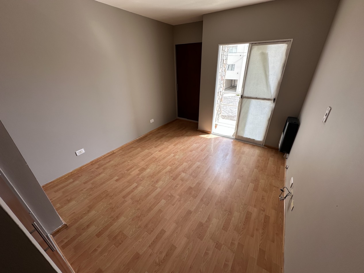 DUPLEX DE 2 DORMITORIOS CON PATIO Y ENTRADA VEHICULAR