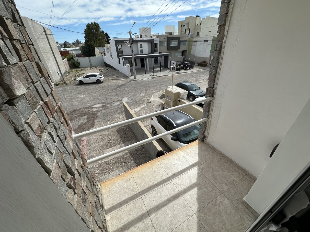 DUPLEX DE 2 DORMITORIOS CON PATIO Y ENTRADA VEHICULAR