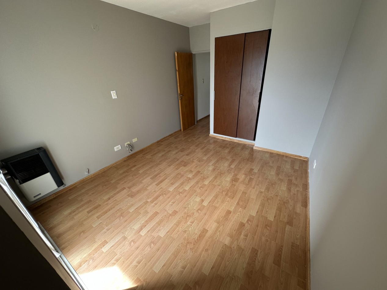 DUPLEX DE 2 DORMITORIOS CON PATIO Y ENTRADA VEHICULAR